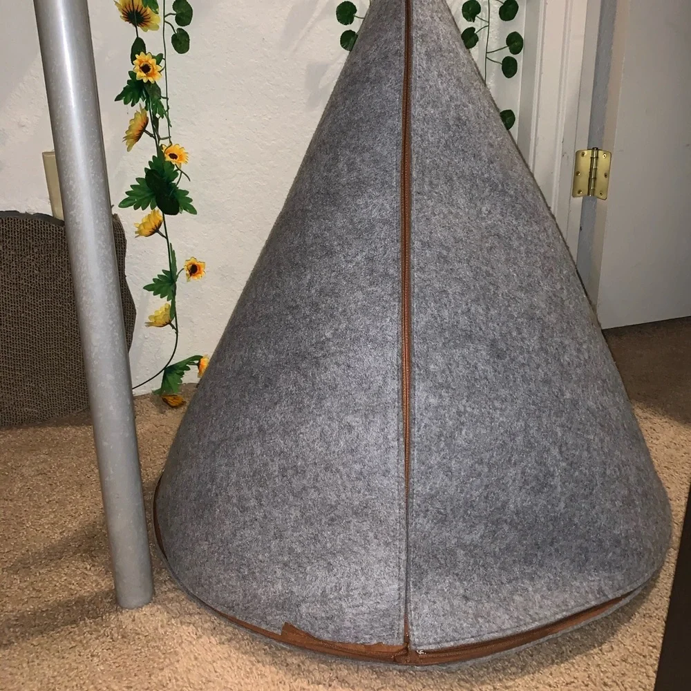 NOOEE pet cave with pad. Used but still good condition.